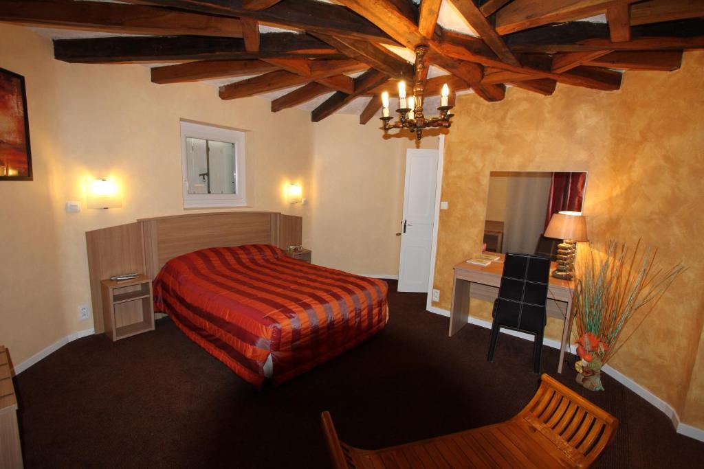 Logis Hotel Restaurant Le Grand Turc LʼOie Habitación foto