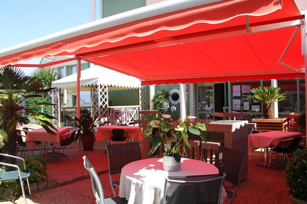 Logis Hotel Restaurant Le Grand Turc LʼOie Exterior foto