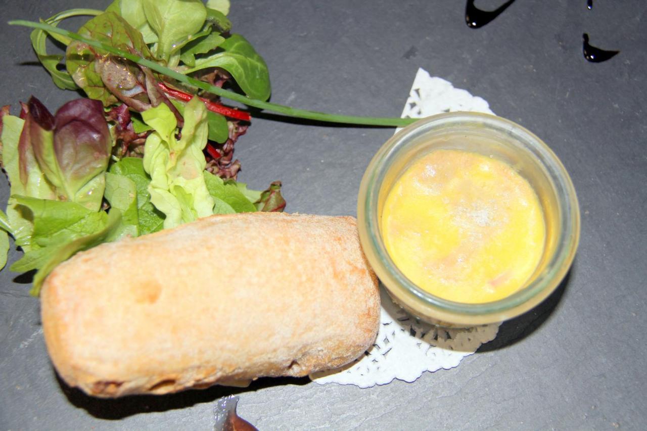 Logis Hotel Restaurant Le Grand Turc LʼOie Exterior foto